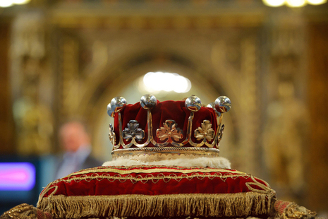 Image of the royal crown in Parliament.