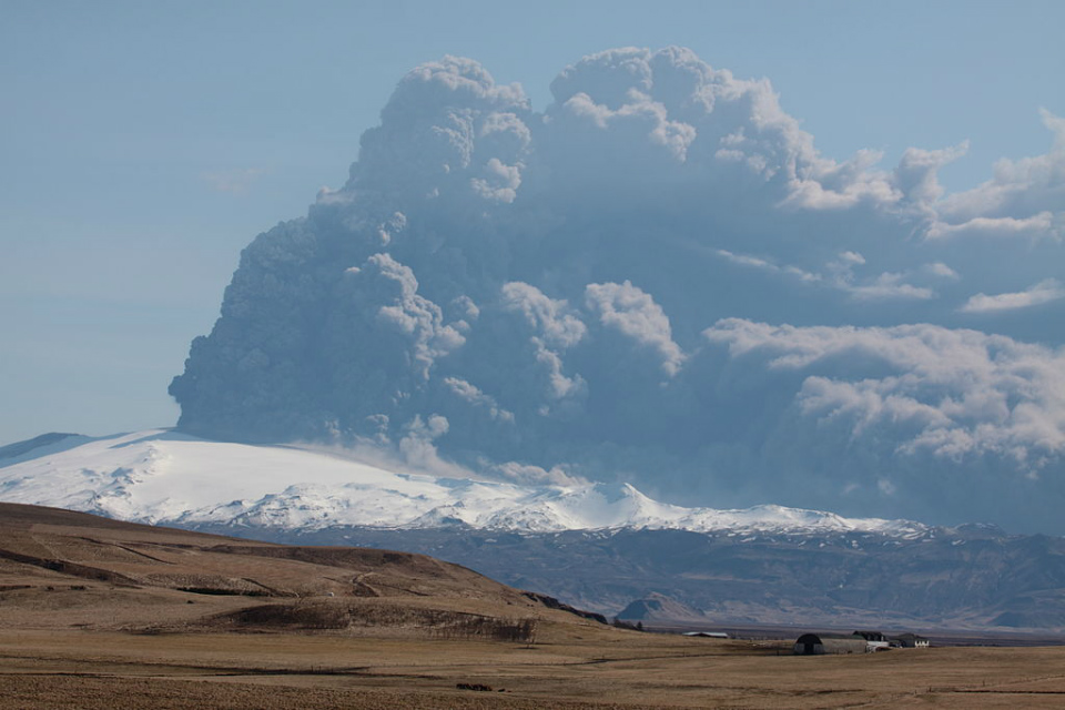 Eyjafjallajokull volcano plume in 2010 (credit: Boaworm/CC BY 3.0)