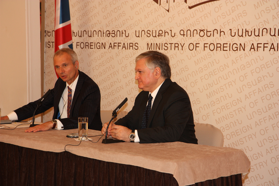 David Lidington and FM Eduard Nalbandian in joint press conference (Yerevan 2012)