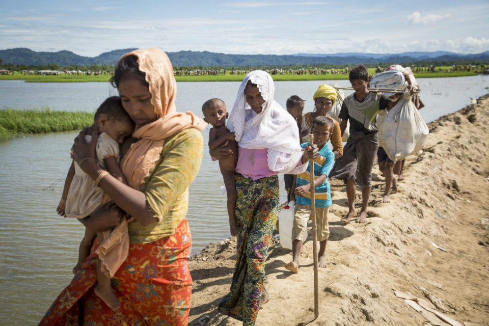 Rohingya families arrive at a UNHCR transit centre near the village of Anjuman Para, Cox’s Bazar, south-east Bangladesh after spending four days stranded at the Myanmar border with some 6,800 refugees. Photo: UNHCR/Roger Arnold