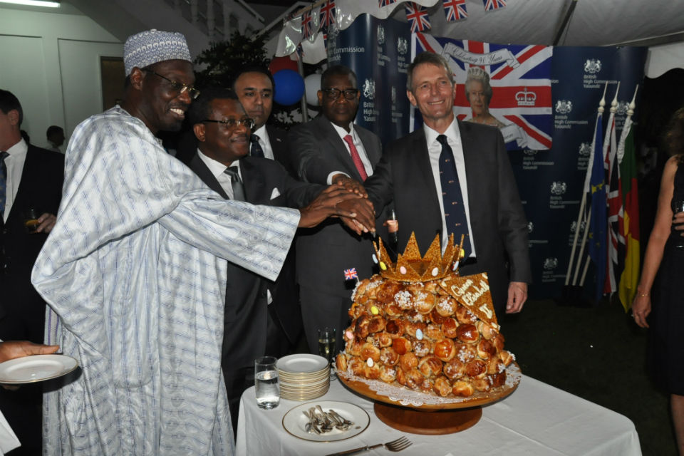 Cutting of the cake with members of Government