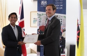 British High Commissioner Richard Lindsay presenting Pengiran Shahyzul Khairuddien with his certificate