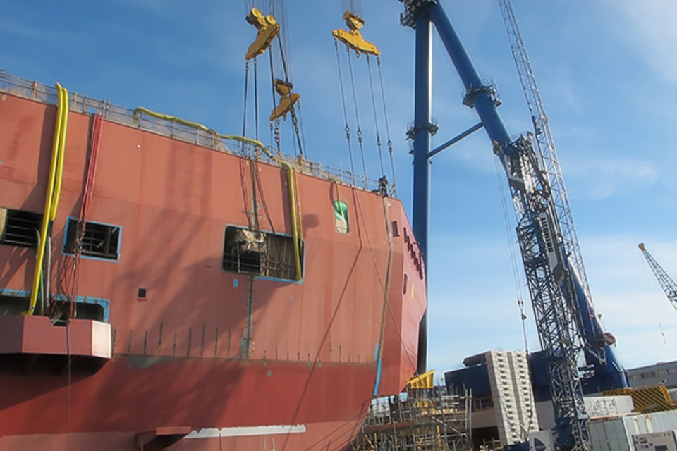 HMS Queen Elizabeth flight deck completed