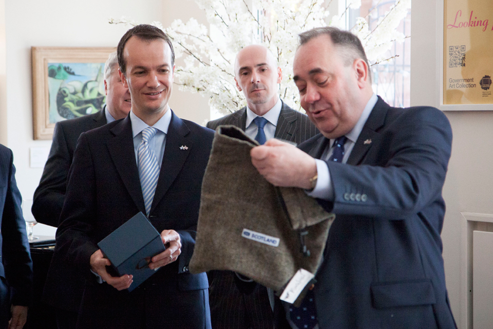 Consul General Lopez accepts gifts from Alex Salmond: the complete works of Robert Burns and a Harris Tweed bag