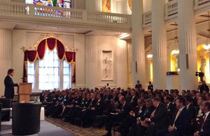 Ministro Hugo Swire ante delegación de empresarios y representantes del gobierno chileno.