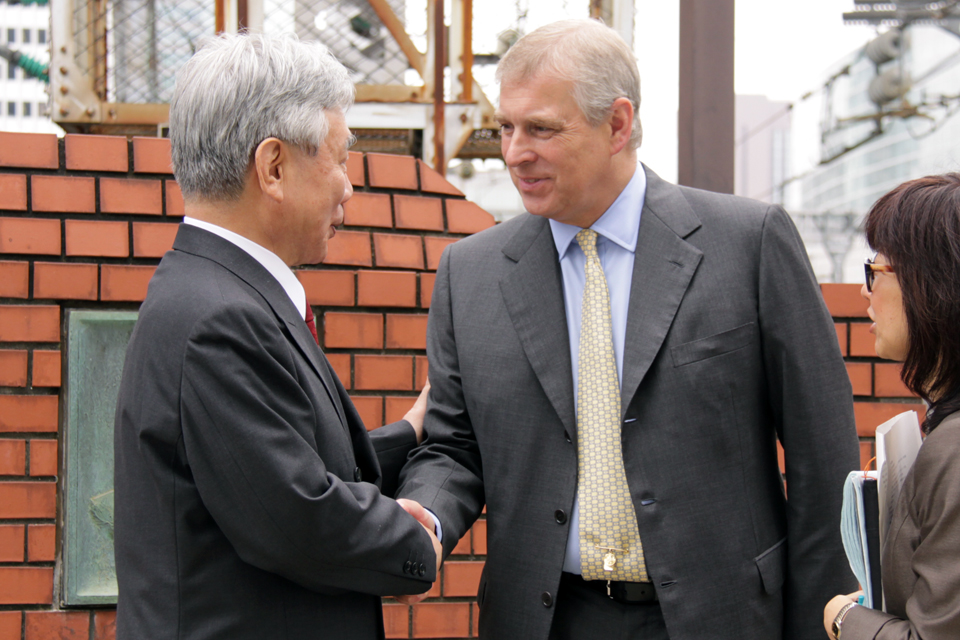 His Royal Highness The Duke of York shakes hands with JR Central Chairman Mr Yoshiyuki Kasai