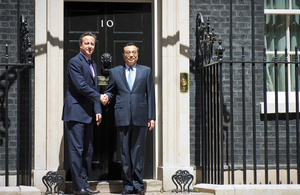 David Cameron and Premier Li in front on 10 Downing Street