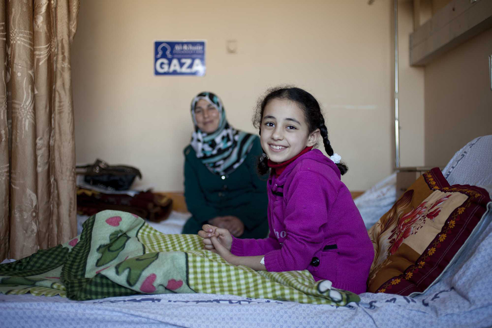 9-year-old Weam and her mum, pictured recovering after her operatio in hospital in Gaza. Picture: Abbie Trayler-Smith/Panos for DFID