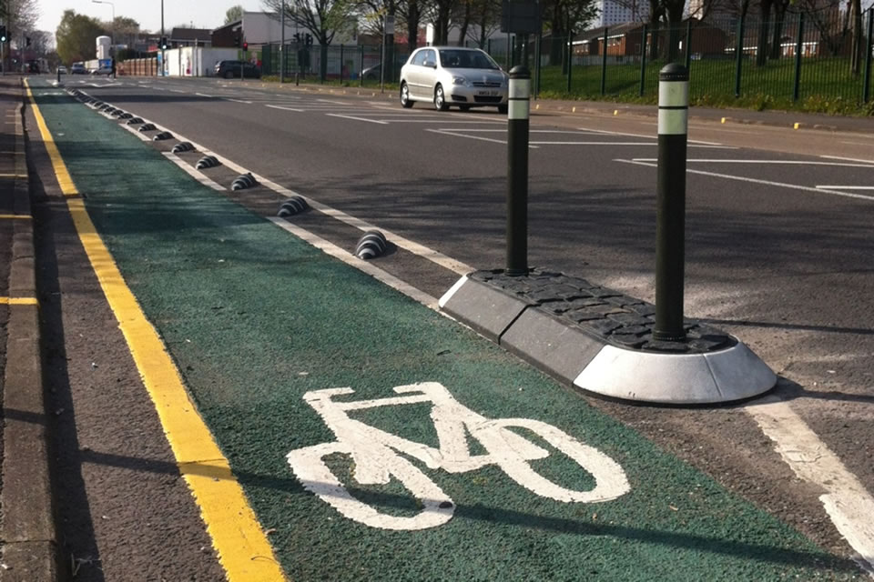 A steeper angle and closer spacing was used on the approach to an advanced stop line at the Liverpool Street trial site in Salford.