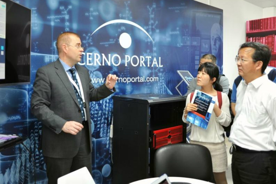 A UK participant from Cerno discusses his services with Chinese visitors to the demonstration centre