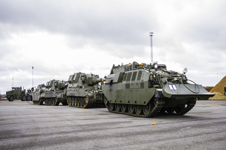 UK armoured vehicles arrive in Estonia