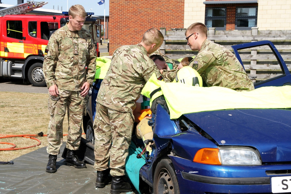 Airborne medics learn casualty extraction skills