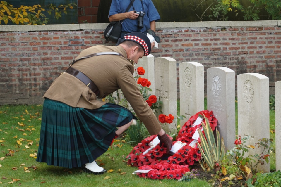 Captain Gary Main laying a wreath at Rifleman Evans’s graveside on behalf of the 4 Scots Regiment. Crown Copyright. All Rights Reserved.