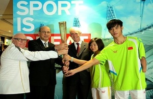 Consul General Alastair Morgan hands over a 2012 London Olympic torch to Brazilian Consul General in Guangzhou José Vicente Lessa. Also in photo (first left: David Stedall, 2012 Olympic torch bearer; Ms Lin Ping and Mr Liu Fuliang, both 2012 London Paraly