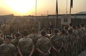 Sir Michael Fallon addresses UK personnel in Erbil. Crown copyright.