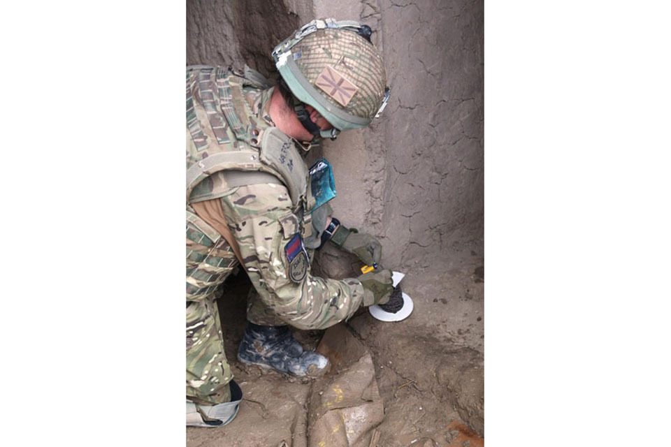 Afghan villagers help British dispose of IED