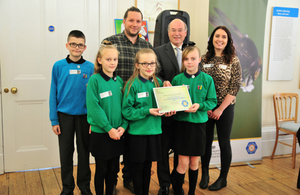 Schoolchildren accept award