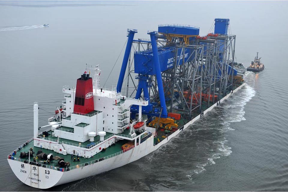 Crane for Navy's new carriers arrives in Scotland