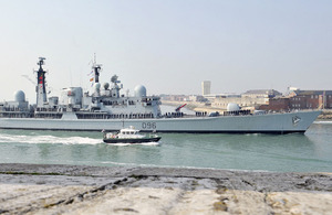 HMS Gloucester sails into Portsmouth