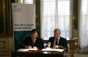 Louis Taylor and Wang Yi sign UKEF-SINOSURE reinsurance agreement.
