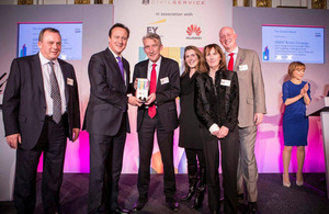 Prime Minister David Cameron presenting the Growth award to the GREAT Britain campaign team