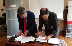 Dr. Peter Bonfield, CEO of the BRE Group, and Patricio Aceituno. Dean of the Mathematics and Physical Sciences Faculty at the University of Chile sign MOU.