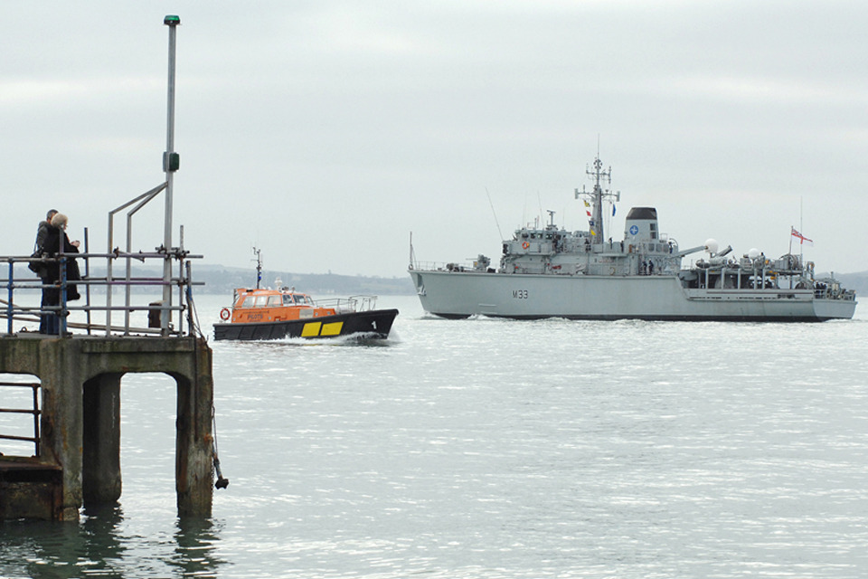 Minehunter HMS Brocklesby heads for the Med