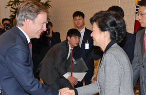 Hugo Swire shaking hands with Park Geun-Hye