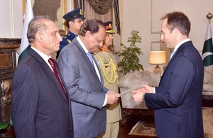 British High Commissioner presents credentials to President Mamnoon Hussain