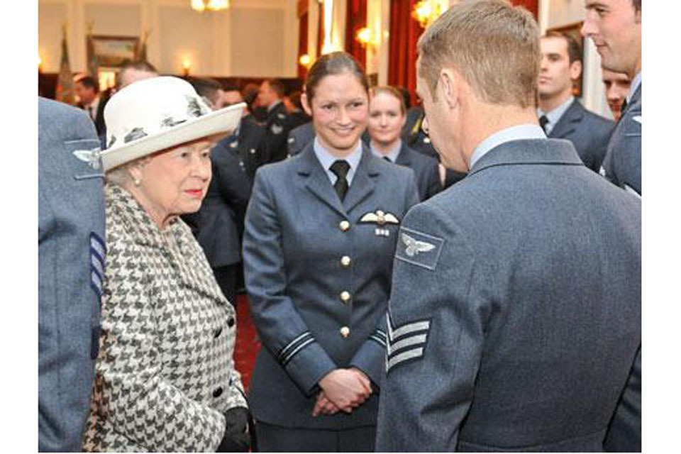 Queen discusses Libya operations at RAF Marham