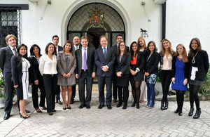 Durante su visita a Colombia el Ministro Británico de Estado para Latinoamérica, Hugo Swire, se reunió conlos becarios colombianos que estudiarán en el Reino Unido a partir de septiembre de 2014