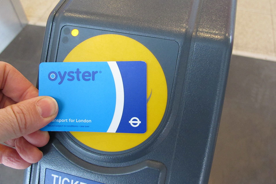 Contactless payments and Oyster to make travel to and from Gatwick