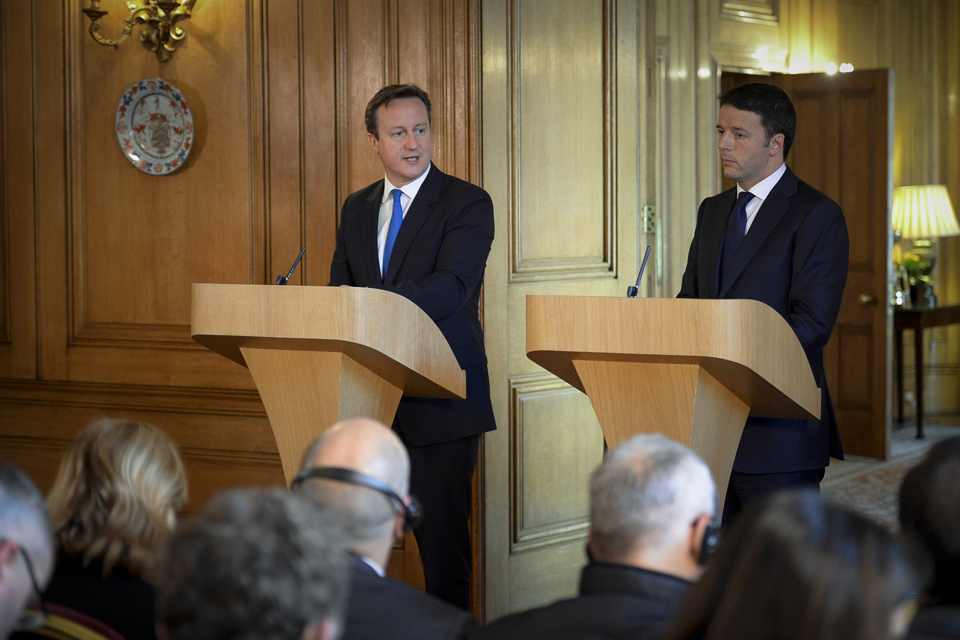 David Cameron and Matteo Renzi on speaking podiums.