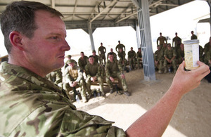 Flight Sergeant Dan Biggs shows troops a lab sample of roundworms [Picture: Sergeant Dale Hunt RAF, Crown copyright]
