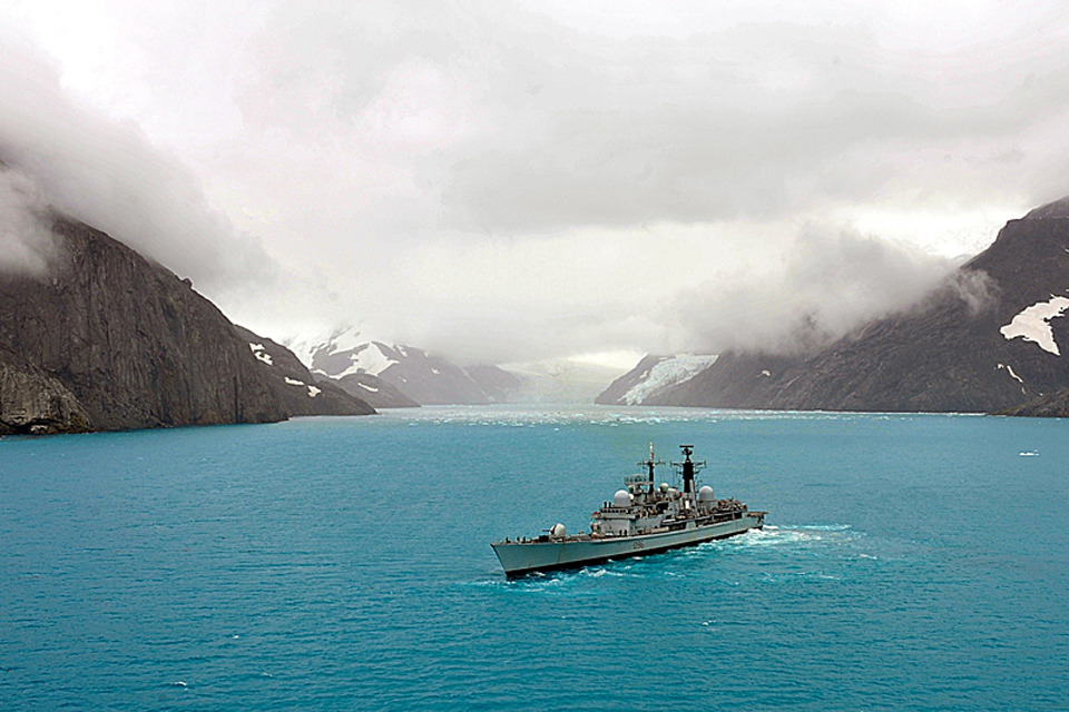 HMS Gloucester assists British Antarctic Survey