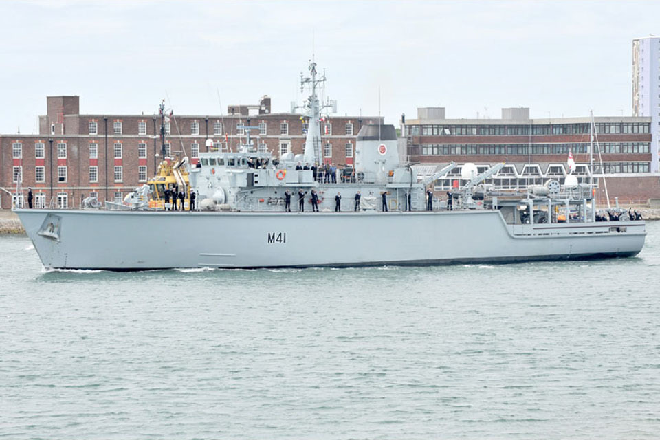 Navy minehunter heads for the Gulf