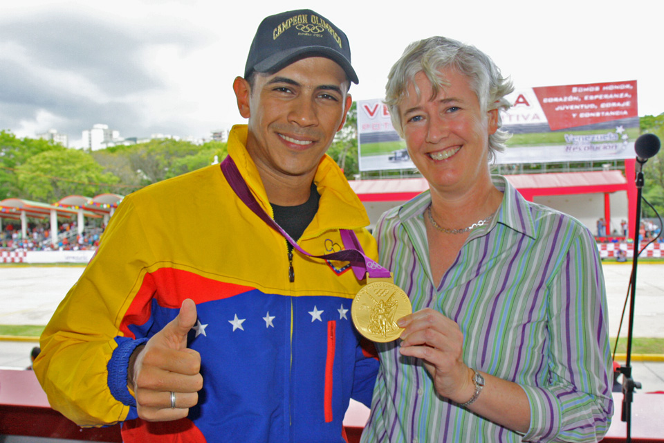 Embajadora Catherine Nettleton con el campeón olímpico Rubén Limardo