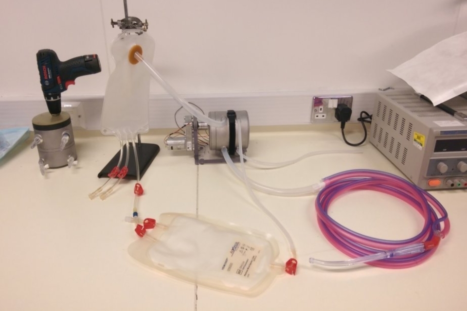 Portable blood salvage device to improve survivability of severely injured personnel