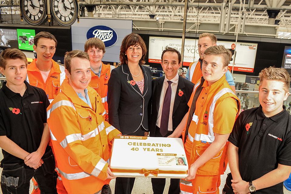 Rail minister celebrates 40 years of 16 25 railcard