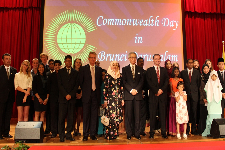 Group photo of the Guest of Honour YB Pehin Dato Hj Isa, his spouse Datin Hajah Rosnah, all the High Commissioners & Commonwealth youth