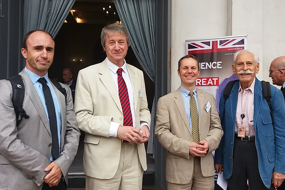 British experts Philip Davies (centre left) and Duncan McCallum (centre right) and seminar participants of heritage seminar in Valparaíso.