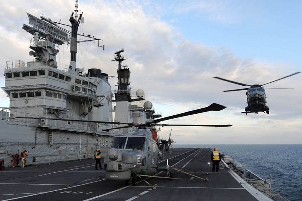 A French NH90 Caiman helicopter from 33F Squadron, based at Lanvéoc Naval Air Station, prepares to land on HMS Illustrious