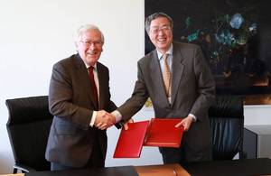 Governor Zhou Xiaochuan and Governor Mervyn King signed an agreement to establish a reciprocal 3 year, sterling/renminbi currency swap line.