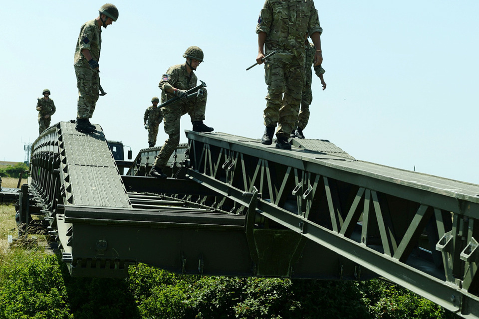 British and French troops in bridging master class