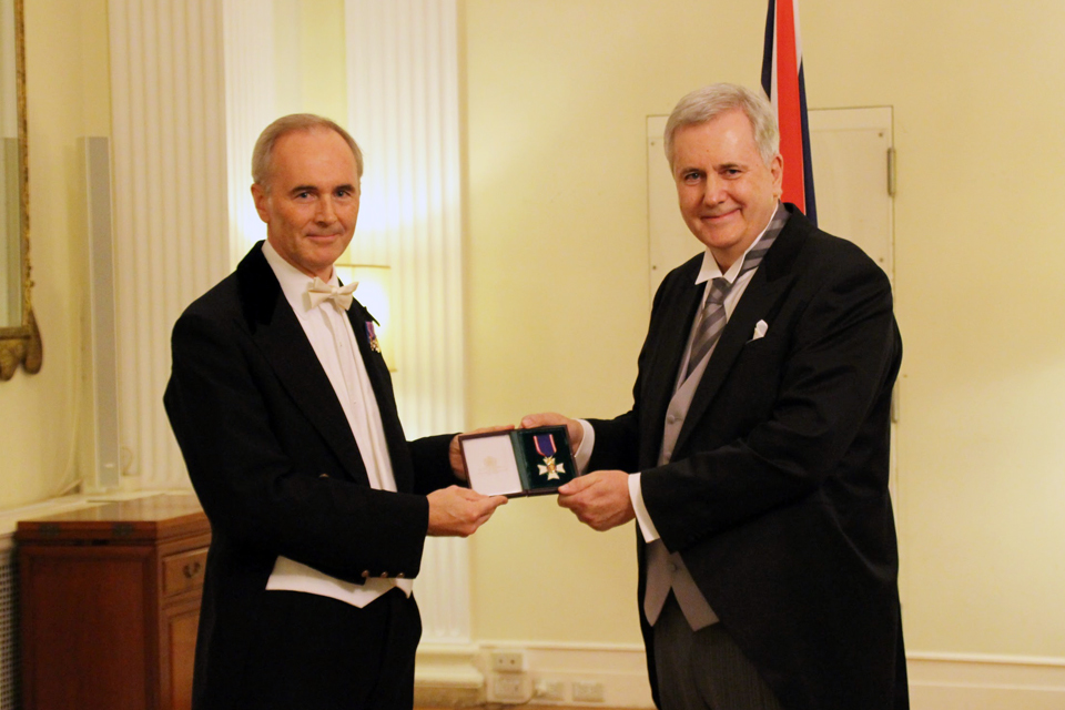 ウィリアム・コールドレーク教授へロイヤル ヴィクトリア勲章MVO - GOV.UK