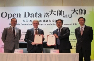 英國ODI (Open Data Institute)的共同創辦人兼主席Sir Nigel Shadbolt與台灣「開放資料聯盟」彭啟明會長共同簽訂合作意向書