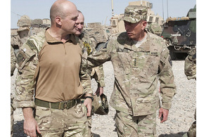 General David Petraeus (right) walks with Lieutenant Colonel Ewen Murchison RM