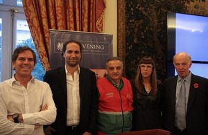 Los oradores Alec Oxenford, Carlos Guyot y Alberto Crescenti con la moderadora Valeria Schapira y el embajador John Freeman