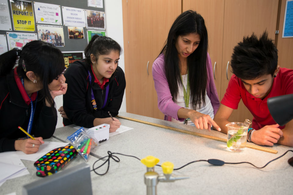 Top graduates to get up to £30k to train to teach core subjects