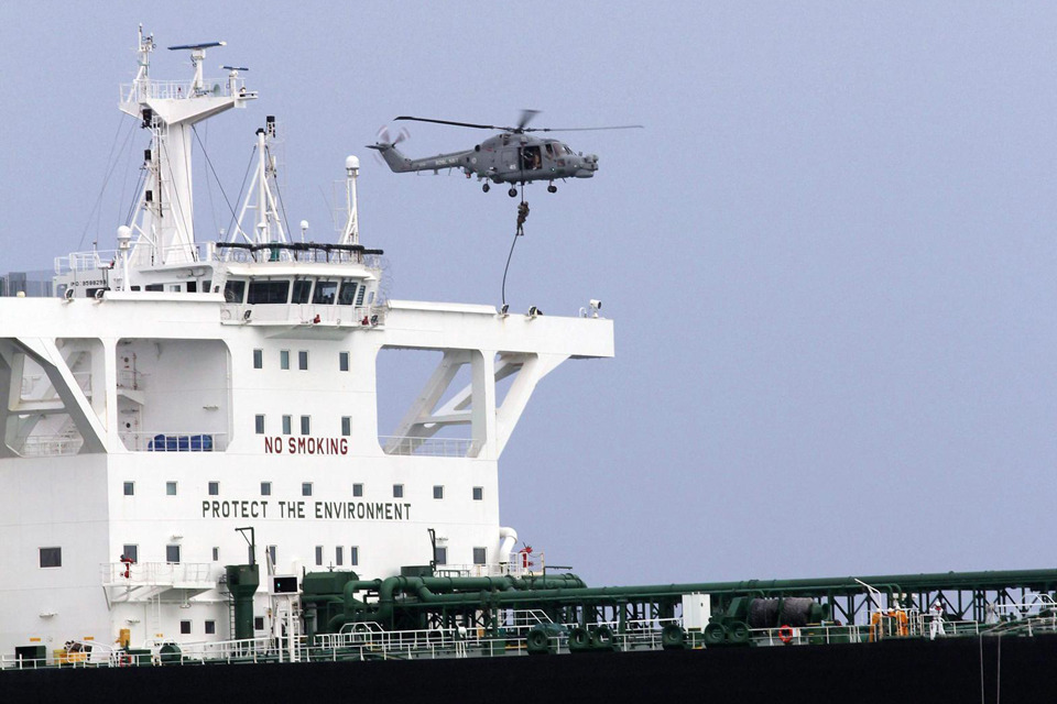 HMS Monmouth reassures shipping with anti piracy exercise